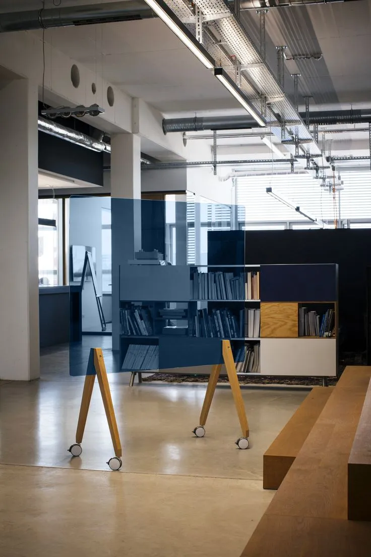 FilmyFolie showroom — mobile glass board